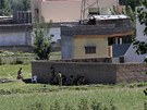 Pákistántí vojáci hlídají Usámv dm v Abbottábádu. (3. kvtna 2011)