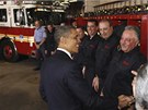 Americký prezident Barack Obama pi setkání s hasii z jednotky . 54 (5. kvtna 2011)