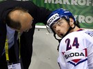 AU, TO BOLÍ! Lékař českého týmu kontroluje stav zraněného ramene útočníka Martina Havláta, který má ve tváři bolestivou grimasu.