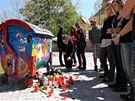 K tablu 4. D jihlavského gymnázia nosí studenti svíky za spoluáka, který spáchal sebevradu.