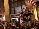 Ameriané slaví zabití Usámy bin Ládina (2. kvtna 2011)