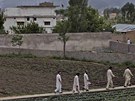 Pákistánci u sídla teroristy Usámy bin Ládina v Abbotábádu (5. kvtna 2011)