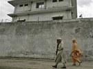 Pákistánci u sídla teroristy Usámy bin Ládina v Abbotábádu (5. května 2011)