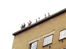 Píznivci Dlnické mládee zdraví úastníky prvomájového pochodu ze stechy domu v Merhautov ulici v Brn.
