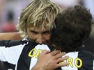 Juventus - Lazio ím: Pavel Nedvd v objetí s Alessandrem Del Pierem