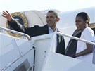 Barack Obama a Michelle Obamová nastupují do letounu Air Force One, kterým...