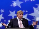Donald Trump ení bhem setkání republikánských enských spolk v Las Vegas (28. dubna 2011)