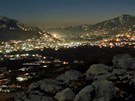 Noní pohled na pakistánské msto Abbottabad.