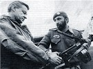 Usáma bin Ládin (vpravo) se Zbiegniewem Brzezinskim, poradcem pro národní...