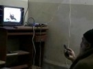 Usáma bin Ládin sleduje televizi