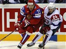 Ruský útoník Ilja Kovaluk bojuje o puk se slovinským protihráem Rok Tiarem.