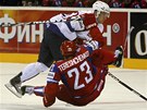 TVRDÁ SRÁKA. Ruský hokejista Alexej Treenko padá na led po sráce se slovinským soupeem Robertem Saboliem.