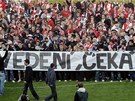 VEDENÍ, EKÁME! Fanouci fotbalové Slavie protestují proti neutené situaci v klubu. 
