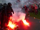 Tkoodnci brání fanoukm Slavie, aby vnikli do útrob stadionu v Edenu.