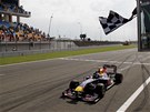DALÍ TRIUMF. Sebastian Vettel v Red Bullu projídí jako první cílem Velké ceny Turecka.