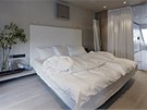 Jií Hudler ml zásadní, pro eské interiéry netypický poadavek, klimatizaci v kadé místnosti. V lonici má rád pouhých 14 a 18 °C. Luxusní postel s vysokým celokoeným elem je vyrobená na míru.