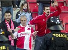 Fanouci Slavie stanuli tváí v tvá zasahující policii.