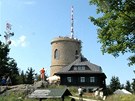 Kle - na vrcholu chata, rozhledna a vlevo v pozadí vysíla