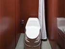 Ekologická toaleta s prostorov úspornou sprchou, která vyuívá deovou vodu.