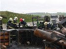 Hasii odstraují ze silnice lahve s acetylenem po nehod u tunelu Valík. (3. 5. 2011)