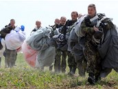 V lese u Kramolna na Tebsku odhalili pamtnk eskoslovenskm parautistm ze skupiny Spelter.