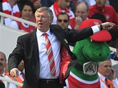 LEGENDA NA LAVICE. Alex Ferguson kouuje fotbalisty Manchesteru United v hitu vkendu na hiti Arsenalu.