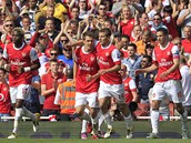 ZEJM SPOKOJENOST. Fotbalist Arsenalu prv dali Manchesteru United gl a raduj se.
