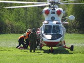 Zrannho motorke z nehody u Bochova na Karlovarsku transportoval do nemocnice vrtulnk.