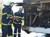 Hasiči likvidují požár autobusu, který začal hořet u Královského Poříčí na Sokolovsku.