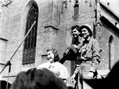 Američané v Hradci Králové 8. května 1945 pózují s děvčetem před chrámem svatého Ducha.