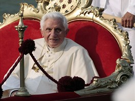 Pape Benedikt XVI. pi projce po bentskch kanlech.