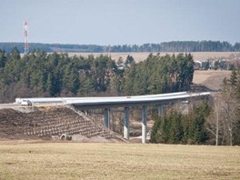 Most pes eku Mi, kter je soust novho obchvatu na pivadi k dlnici D5 u Koova na Tachovsku