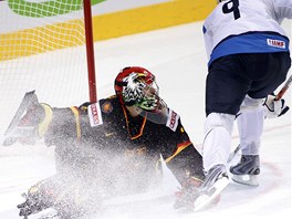 VÍTĚZNÁ SPRŠKA. Finský útočník Mikko Koivu překonává německého gólmana Andrease a vystřelil svému týmu vítězství.