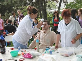 V parku na Moravskm nmst v Brn soutili stedokolci z rznch kout republiky v prvn pomoci. 