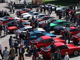 Na zlínské náměstí Míru přijelo asi třicet majitelů historických i moderních sporťáků značky Porsche. (7. květen 2011)