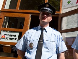 Na opakovan volby v Krupce na Teplicku dohleli i strnci a policist. (7. kvten 2011)