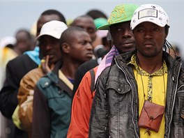 Afrit imigranti po pjezdu z italskho ostrova Lampedusa do pstavu Taranto (4. kvtna 2011)