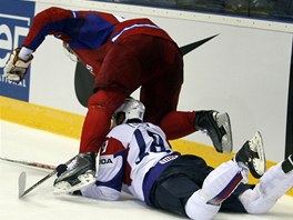 Do kurizn situace se po souboji dostali rusk hokejista Jevgenij Aruchin a jeho slovinsk soupe Greg Kunik. 