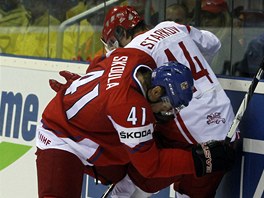 PETLAOVAN U MANTINELU. Martin koula bojuje o puk s dnskm hokejistou Kirillem Starkovem.