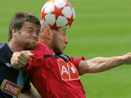 HLAVIKOV SOUBOJ. Ondej elstka ze Slavie (vlevo) a TomStrsk z eskch Budjovic v hlavikovm souboji.