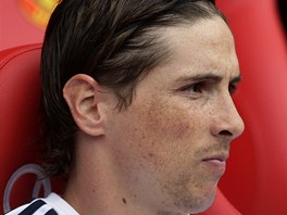 STELEC NA LAVICI. Fernando Torres z Chelsea se do zkladn sestavy nedostal.