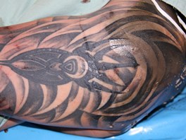 Detail tetovn na lev pai mrtvho mue.