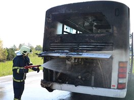 Hasii likviduj por autobusu, kter zaal hoet u Krlovskho Po na Sokolovsku.