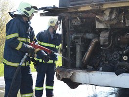 Hasii likviduj por autobusu, kter zaal hoet u Krlovskho Po na Sokolovsku.