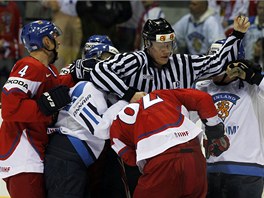 rozhodčí ukončuje pracimi mezi českými a finskými hokejisty.