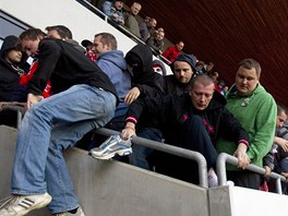 Fanouci Slavie se pokouej proniknout do trob stadionu v Edenu..