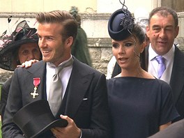 David a Victoria Beckhamovi. Fotbalista nosí královské vyznamenání na patné stran