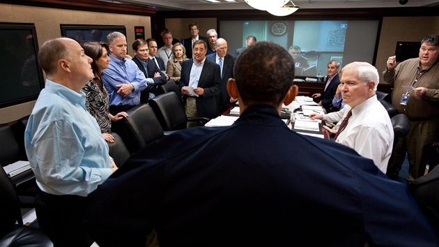 Barack Obama bhem diskuse s leny svého bezpenostního tábu (1. kvtna 2011)