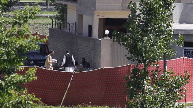 Pákistántí vojáci hlídají Usámv dm v Abbottábádu. (3. kvtna 2011)