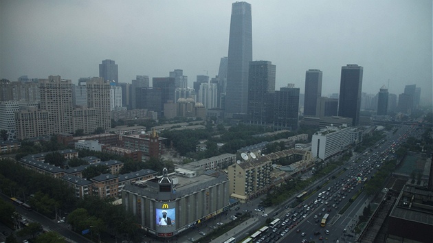 Obí obrazovka v Pekingu informuje o Usámov smrti (3. kvtna 2011)